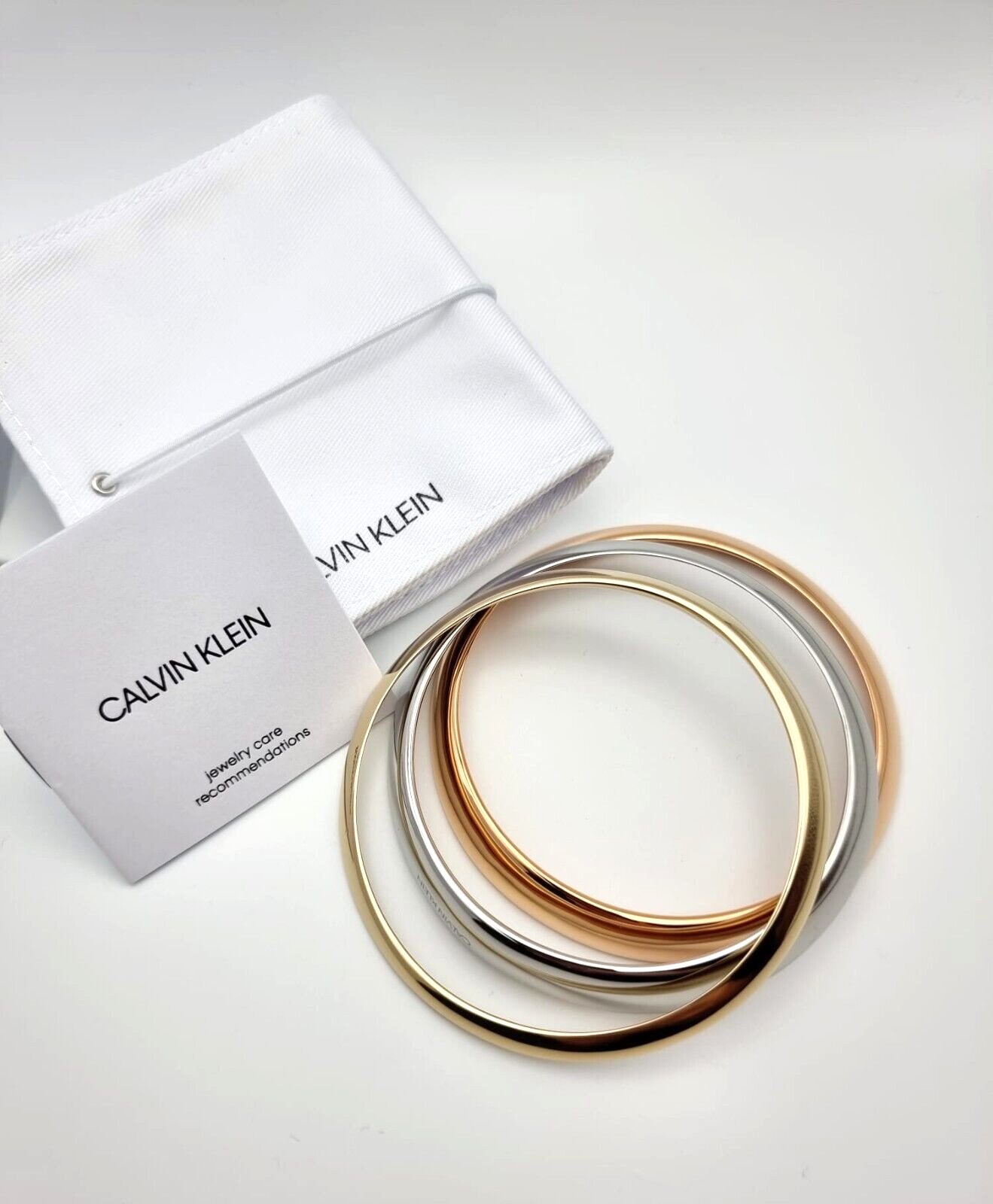 Calvin Klein Groovy Damen Armband aus Edelstahl, mehrfarbig, mit schlichten Design und silbernen Gliedern.