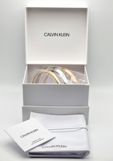 Calvin Klein Groovy Damen-Armband aus Edelstahl in Mehrfarbig, elegant und modern, zeigt das stilvolle Design und die farbigen Details.