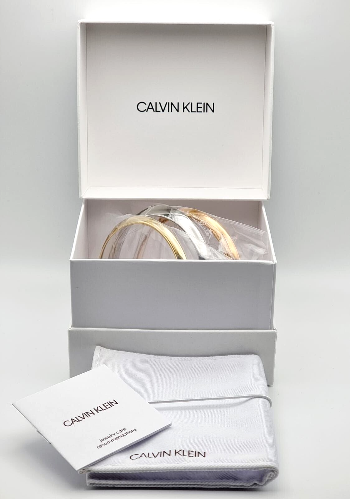 Calvin Klein Groovy Damen-Armband aus Edelstahl in Mehrfarbig, elegant und modern, zeigt das stilvolle Design und die farbigen Details.