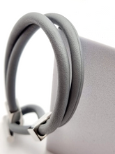 Calvin Klein Anchor Armband für Unisex aus Edelstahl und Leder, silberfarben, L, stilvolles Schmuckstück sichtbar.