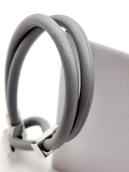 Calvin Klein Anchor Armband für Unisex aus Edelstahl und Leder, silberfarben, L, stilvolles Schmuckstück sichtbar.
