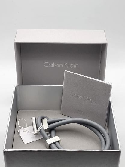 Calvin Klein Anchor Unisex Armband aus Edelstahl und Leder, silberfarben, zeigt das markante Design und Verschluss.