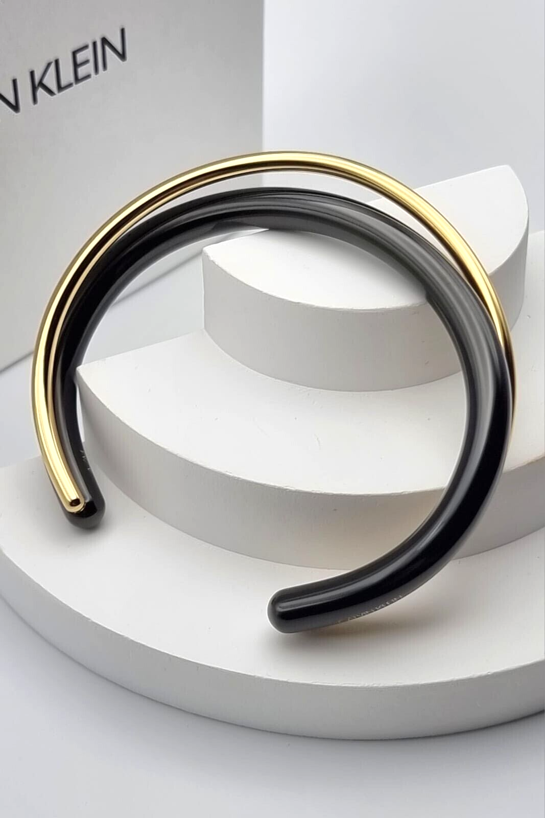 Calvin Klein Damen-Armband aus Edelstahl, doppelt, gold und schwarz, elegantes Schmuckstück für Damen