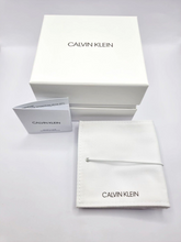 Calvin Klein Damen-Armband aus Edelstahl, doppelte gold-schwarze Armreif, elegantes Schmuckstück im Bild.