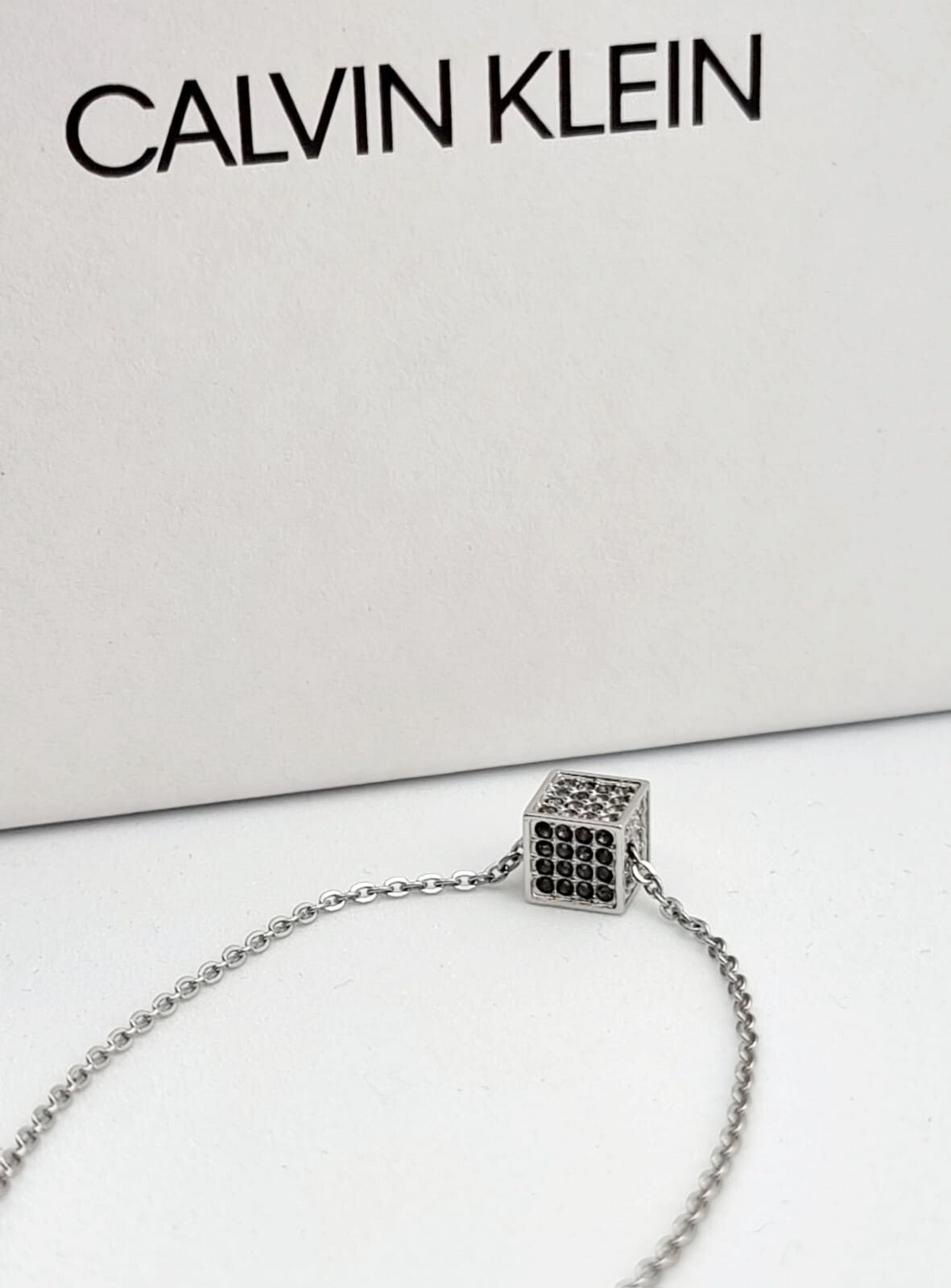 Calvin Klein Damen-Armband aus Edelstahl mit Kristallen, silberfarben, elegantes Schmuckstück mit modernen Design.