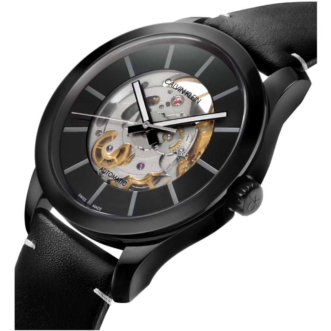 Calvin Klein Swing Herrenuhr mit 41mm Gehäuse, Automatikwerk, Swiss Made, stilvolles Design, schwarzes Zifferblatt und Edelstahlarmband