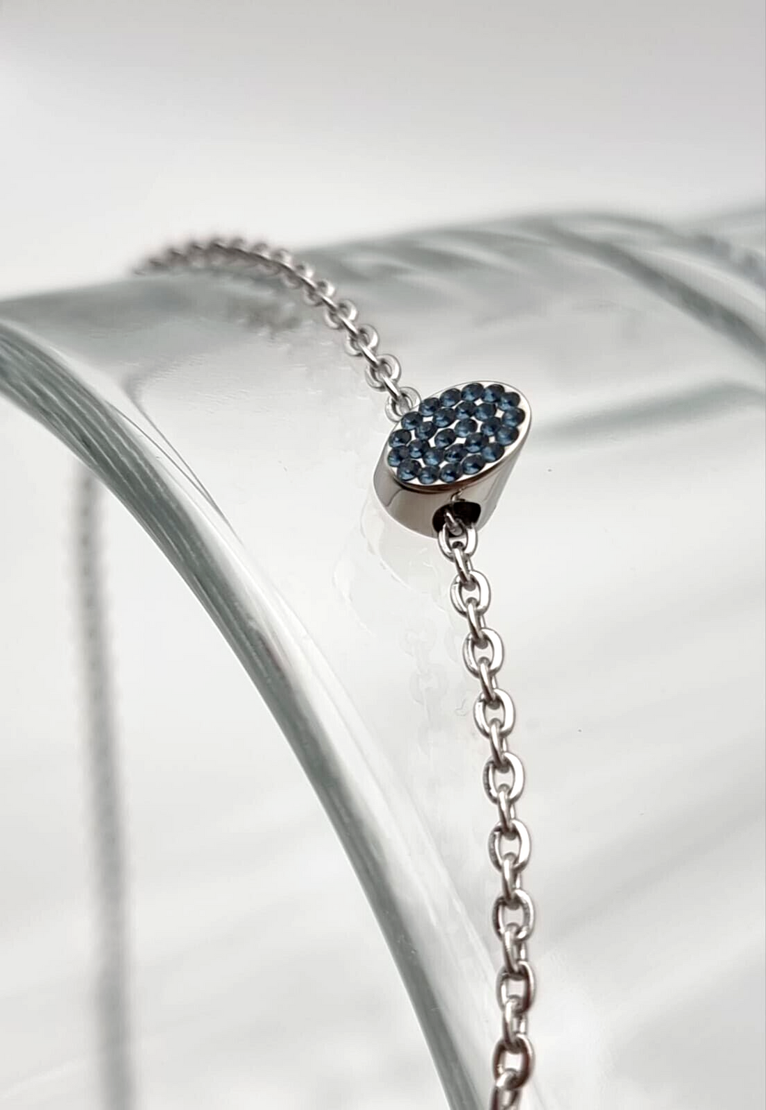 Calvin Klein Brilliant Damen-Halskette aus Edelstahl mit blauen Charms und Anhängern, elegantes Schmuckstück für Damen