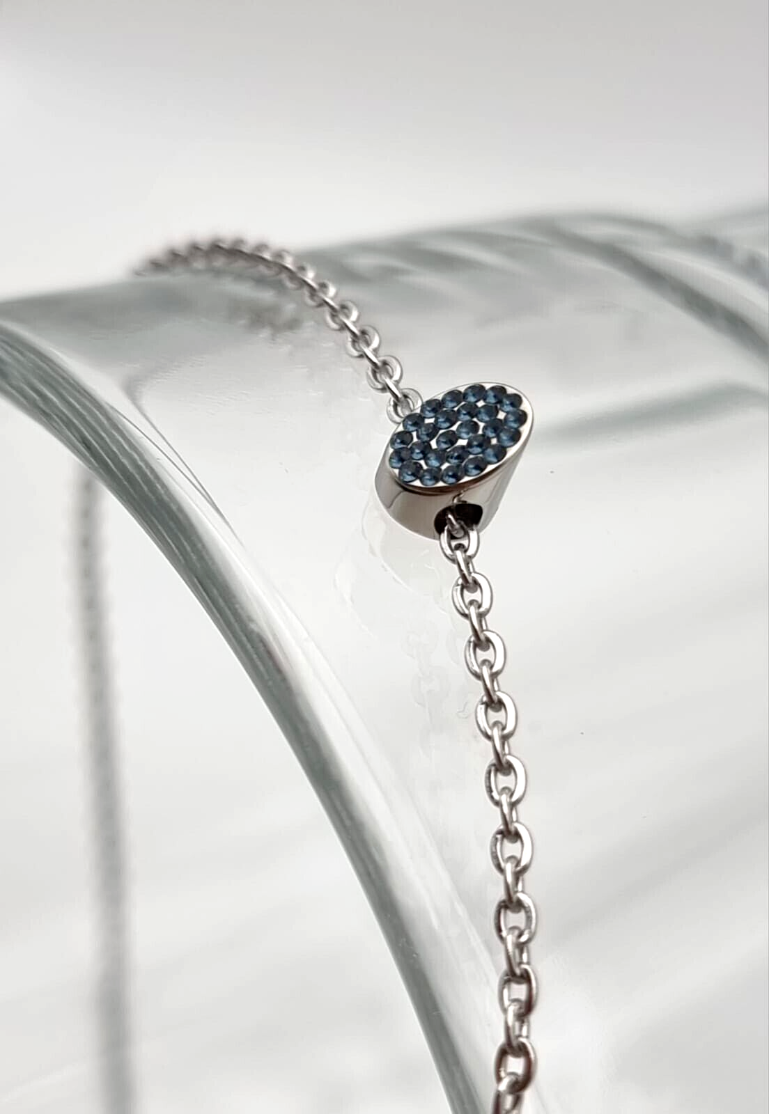 Calvin Klein Brilliant Damen-Halskette aus Edelstahl mit blauen Charms und Anhängern, elegantes Schmuckstück für Damen