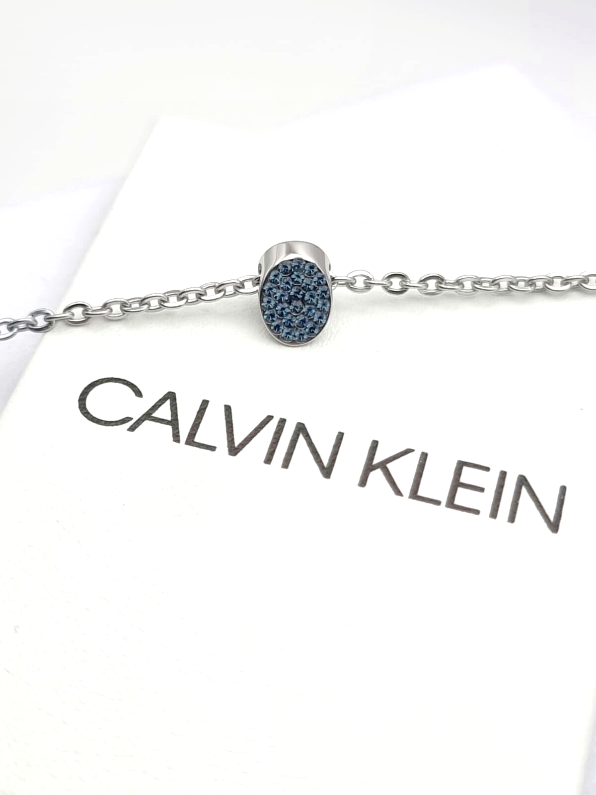 Calvin Klein Brilliant Damen-Halskette aus Edelstahl mit blauen Charms und Anhängern, elegantes Schmuckstück für Damen