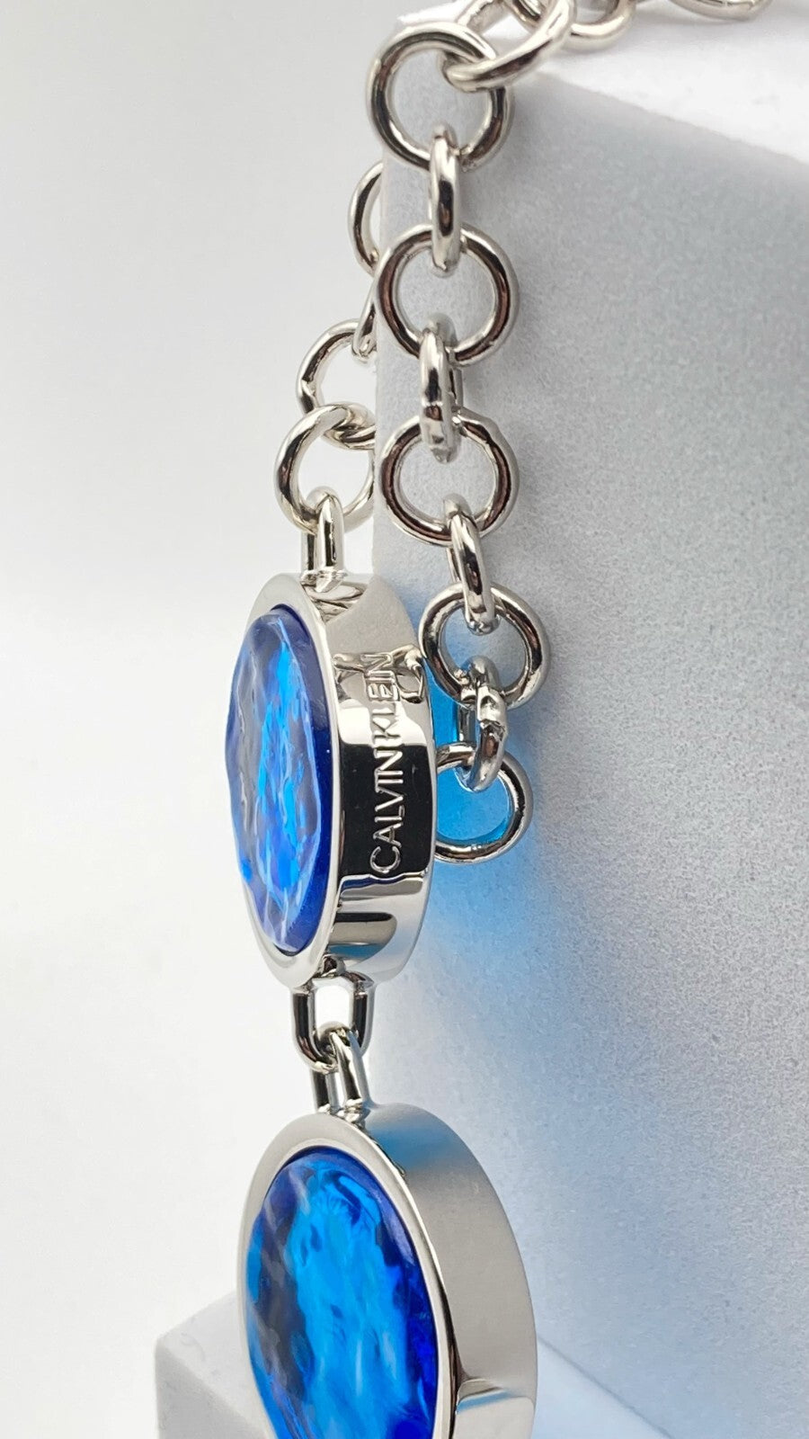 Calvin Klein Charisma Choker Halskette für Damen aus Silber mit Charms und Anhängern, modisches Schmuckstück