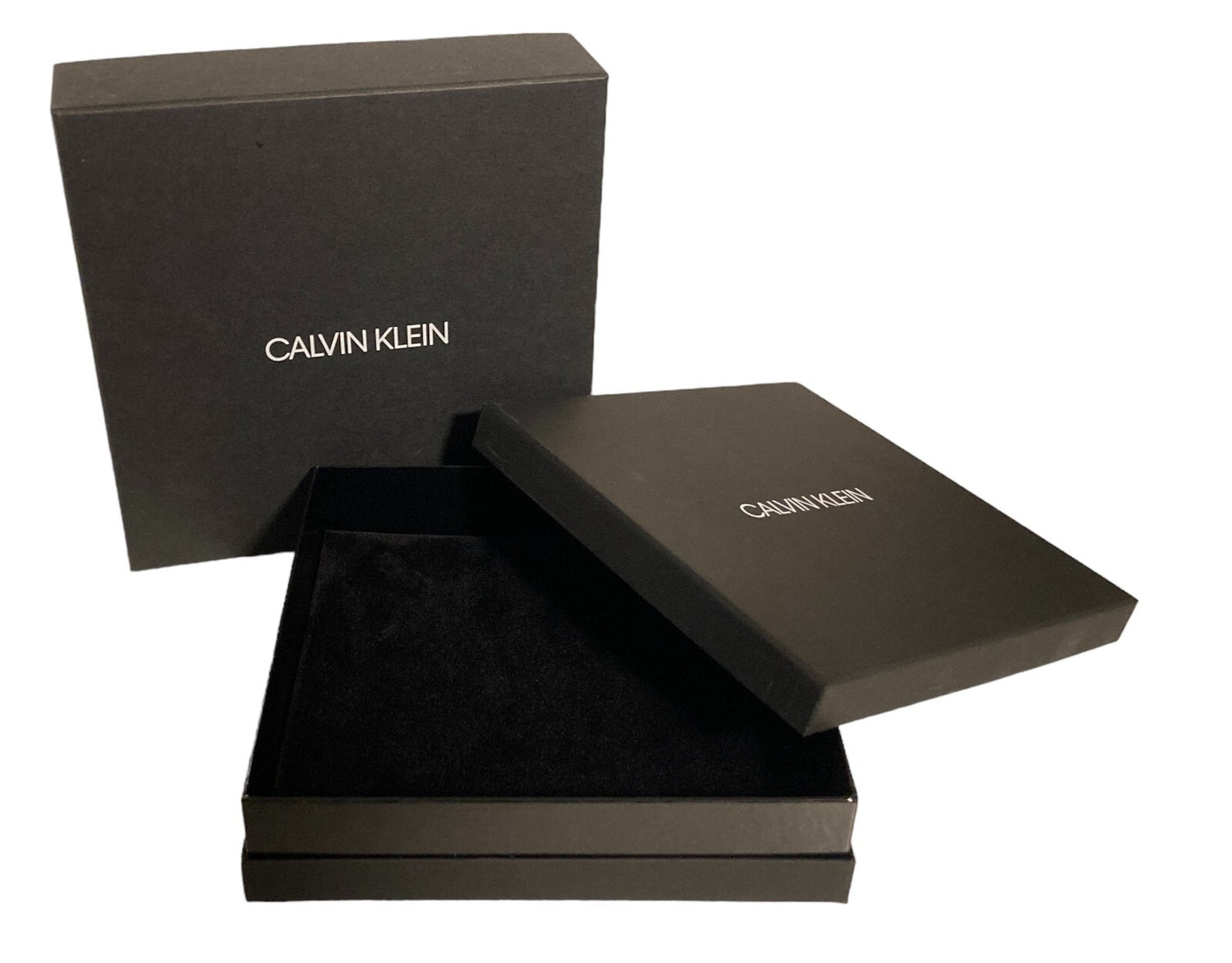 Calvin Klein Charisma Choker Halskette für Damen aus Silber mit Anhängern, elegantes Schmuckstück, Nahaufnahme der Kette.