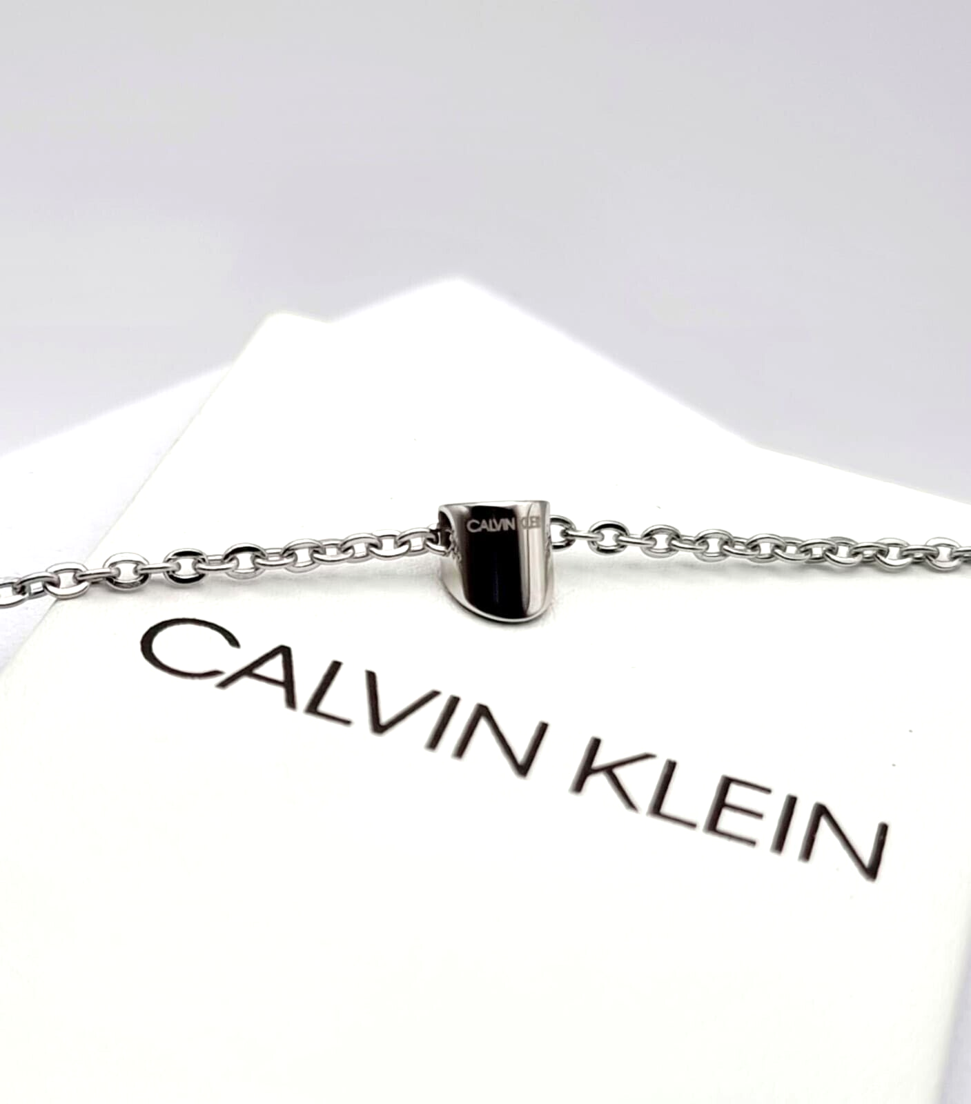 Calvin Klein Brilliant Damen-Halskette aus Edelstahl mit blauen Charms und Anhänger, elegantes Schmuckstück für Damen