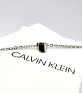 Calvin Klein Brilliant Damen-Halskette aus Edelstahl mit blauen Charms und Anhänger, elegantes Schmuckstück für Damen