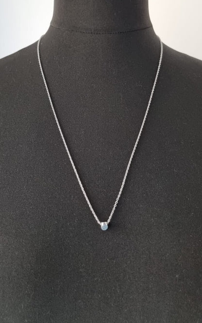 Calvin Klein Damen Halskette Brilliant aus Edelstahl mit blauer Charm-Anhänger, elegantes Schmuckstück für Damen.