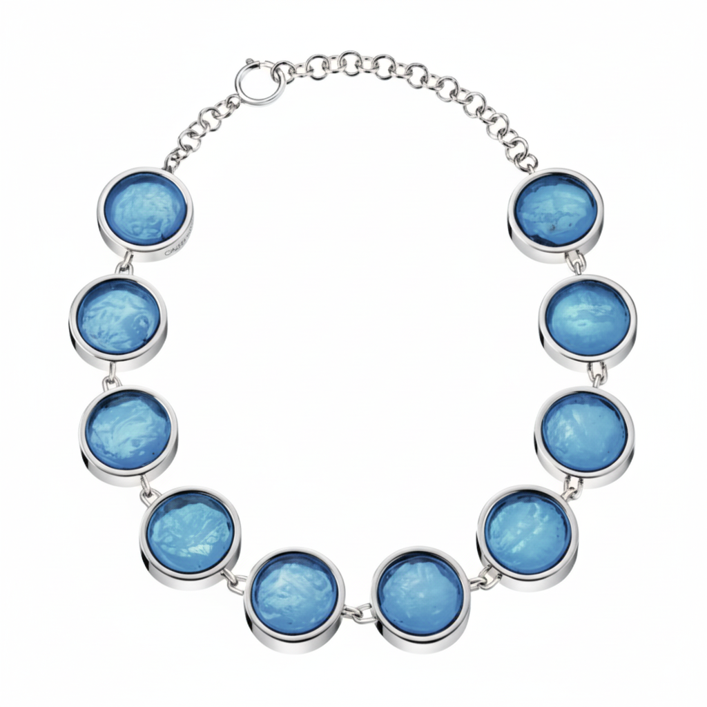 Calvin Klein Charisma Choker Halskette für Damen, silberfarben mit Charms und Anhängern, modisches Schmuckstück.