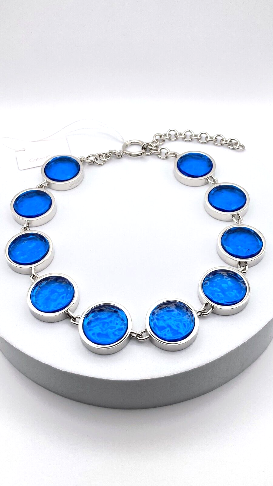 Calvin Klein Charisma Choker Halskette für Damen, silberfarben mit Charms und Anhängern, modisch und elegant.