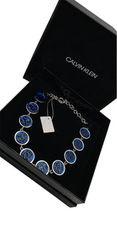 Calvin Klein Charisma Choker Halskette für Damen, silberfarbener Schmuck mit Charms und Anhängern, modischer Damen-Halsreif