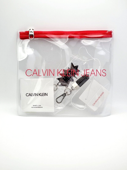 Calvin Klein Jeans Downtown Charm Anhänger aus Edelstahl in Schwarz, dekoratives Schmuckstück für Damen.
