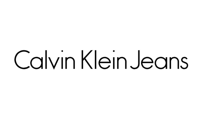 Calvin Klein Jeans Downtown Charm Anhänger aus Edelstahl in Schwarz, detailreiche Schmuckkarte, modisches Accessoire für Damen.
