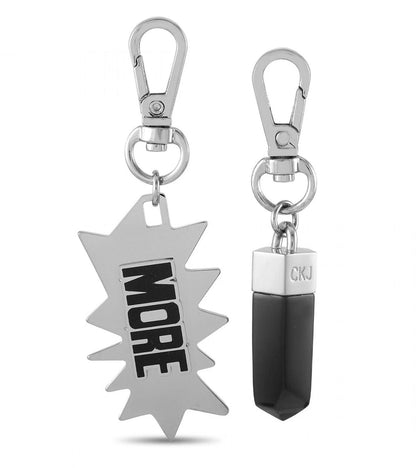Schwarzer Edelstahl Charm-Anhänger von Calvin Klein Jeans Downtown, elegantes Accessoire für Schmuck und Ketten