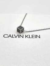 Calvin Klein Rocking Damen Halskette aus Edelstahl mit Kristallen, grauer Charmeur und Anhänger, stilvoll und elegant.
