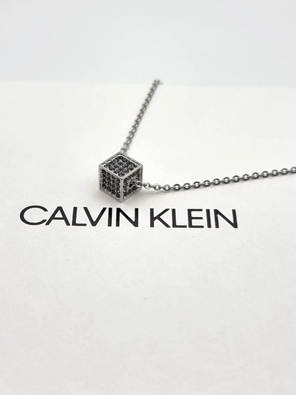 Calvin Klein Rocking Damen Halskette aus Edelstahl mit Kristallen, grauer Charmeur und Anhänger, stilvoll und elegant.