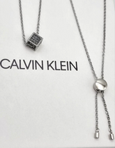 Calvin Klein Damen-Halskette aus Edelstahl mit Kristallen, graues Charms & Anhänger, elegantes Schmuckstück