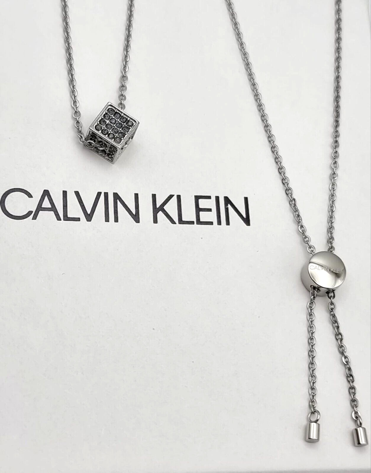 Calvin Klein Damen-Halskette aus Edelstahl mit Kristallen, graues Charms &amp; Anhänger, elegantes Schmuckstück