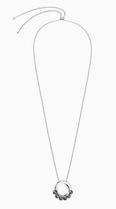 Calvin Klein Damenkette Circling aus Edelstahl in Silber, elegantes Schmuckstück mit runden Design, für Damen getragen.