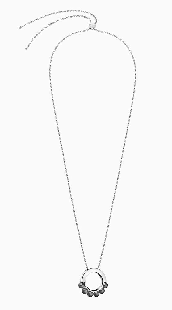Calvin Klein Damenkette Circling aus Edelstahl in Silber, elegantes Schmuckstück mit runden Design, für Damen getragen.