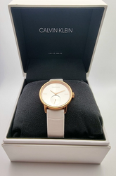 Calvin Klein Damenarmbanduhr mit silbernem Zifferblatt und weißem Lederarmband, Swiss Made, Quarzuhr, 32mm Durchmesser