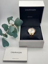 Calvin Klein Addict Damenuhr mit 28mm Gehäuse, Swiss Made, elegantes Design, silbernes Zifferblatt und Edelstahlarmband