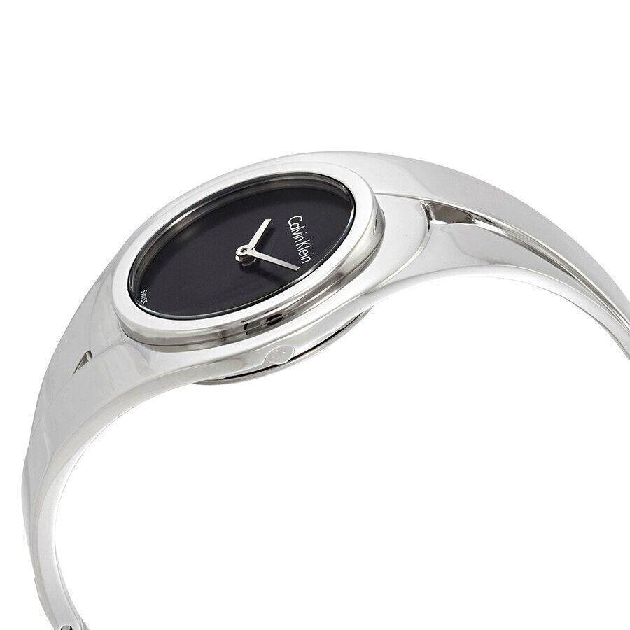 Calvin Klein Damenuhr Swiss Made mit schlichtem Zifferblatt und silbernem Armband, elegante Quarzuhr für Damen.