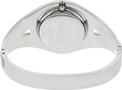 Calvin Klein Damenuhr Swiss Made mit silbernem Zifferblatt, Edelstahlarmband und minimalistischer Designoptik.
