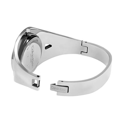Calvin Klein Damenuhr Swiss Made mit rundem Zifferblatt, silbernes Armband und minimalistisches Design.