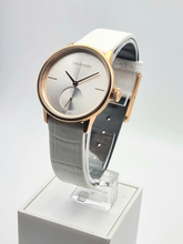 Calvin Klein Damenuhr Accent mit 32mm Quarzuhr, silbernes Zifferblatt und weißes Lederarmband, Swiss Made