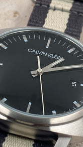 Calvin Klein Fraternity Herrenuhr mit 39mm Gehäuse, schwarzes Zifferblatt, Swiss Made, elegante Quarzuhr für Männer