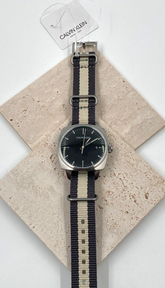 Calvin Klein Fraternity Herrenuhr mit 39mm Gehäuse, schwarzes Zifferblatt, Swiss Made, Quarzwerk, elegant und modern