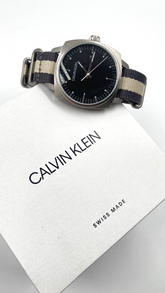 Calvin Klein Fraternity Herrenuhr mit 39mm Gehäuse, Schweizer Quarzwerk, schwarzes Zifferblatt, elegantes Design