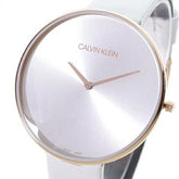 Calvin Klein Full Moon Damenuhr mit 42mm Gehäuse, silbernem Zifferblatt und Armband, Swiss Made, elegante Damenuhr