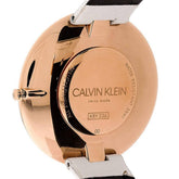 Calvin Klein Full Moon Damenuhr mit 42mm Gehäuse, silbernem Zifferblatt und Edelstahlarmband, Swiss Made.