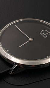 Calvin Klein Minimal Herrenuhr mit 40mm Gehäuse, Quarzwerk, Swiss Made, schlichtes Design und Diamant-Details