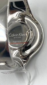 Calvin Klein Damenuhr mit nahtlosem schwarzen Zifferblatt und Quarzwerk, 21,1mm Gehäuse, Swiss Made, elegante Armbanduhr