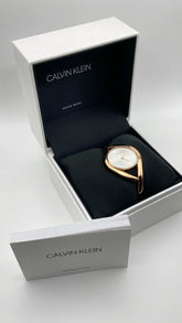 Calvin Klein Damenuhr Party, 28mm Quarzuhr mit silbernem Zifferblatt und kleiner Armband, Swiss Made, elegantes Design