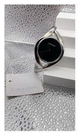 Calvin Klein Party Damenuhr, 28mm Quarzuhr mit schwarzem Zifferblatt und schmalem Armband, Swiss Made, stilvoll und elegant.