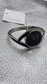 Calvin Klein Damenarmbanduhr Party mit schwarzem Zifferblatt, 28 mm Quarzuhr, elegantes schmales Armband, Swiss Made