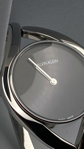 Calvin Klein Damenarmbanduhr Party mit schwarzem Zifferblatt, 28mm Quarzuhr, elegantes schmales Armband, Swiss Made