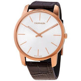 Calvin Klein City Herrenuhr mit 43mm Gehäuse, silbernem Zifferblatt und braunem Lederarmband, Swiss Made, Quarzwerk