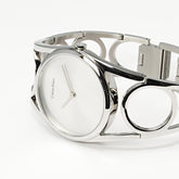 Calvin Klein Damenuhr mit rundem silbernem Zifferblatt und Quarzwerk, 32,5 mm Gehäusedurchmesser, Swiss Made