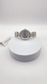 Calvin Klein City Damenuhr mit 28mm Quarzwerk, silbernem Zifferblatt und Armband, Swiss Made, elegante Damenuhr